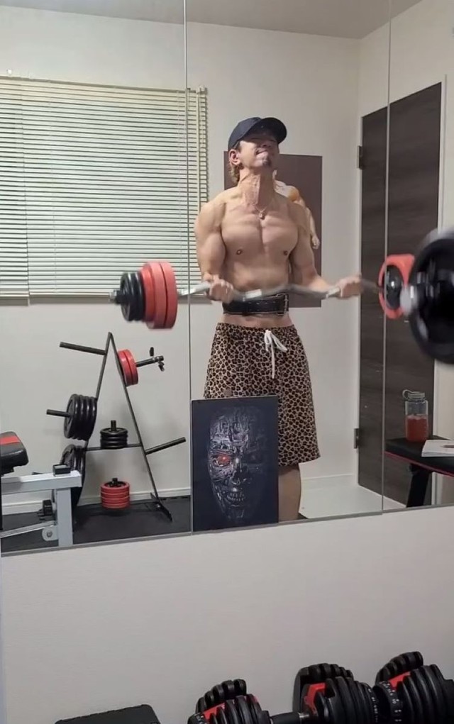 自宅ジムでの筋トレに励む松本さん／松本拓馬さん（@ takuma_matsumoto_）提供