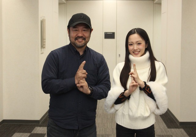 安田淳一監督（左）と山戸穂乃葉さん＝大阪市内