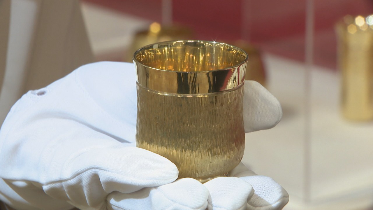 全長2mの「黄金の虎」など金製品1000点以上を展示 高松市のデパートで