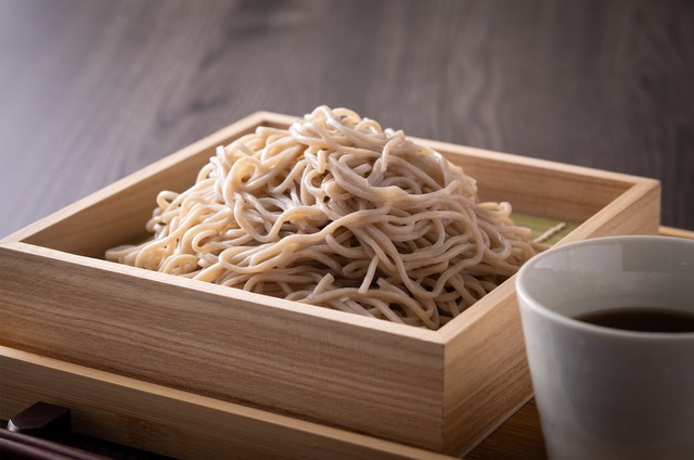 ざるそばを注文し、食べ終わった頃を見計らって、提供されるのが…（BRAD/stock.adobe.com）※画像はイメージ