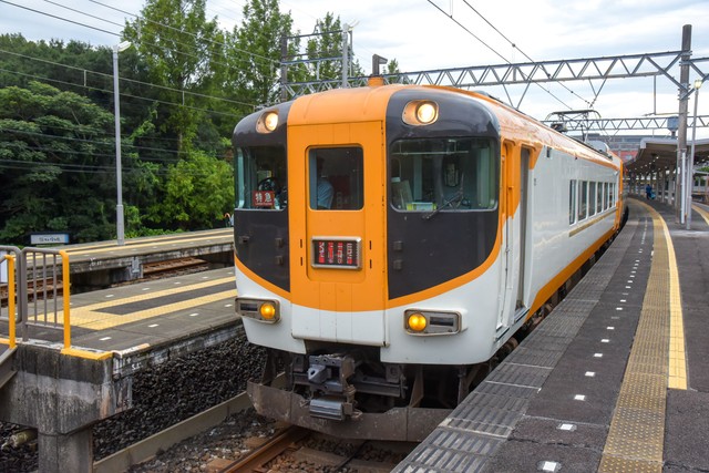 近鉄特急ビスタEX(YUKI/stock.adobe.com)