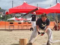 「第1回 全日本棍棒飛ばし選手権大会」個人戦・男子の部　棍棒を棍棒で打ち飛ばす競技者＝大宇陀健民グラウンド（奈良県宇陀市内）