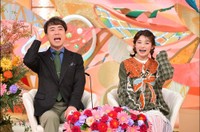 MCの藤井隆（左）と井上咲楽＝「新婚さんいらっしゃい！」1月11日放送回よりⓒABCテレビ