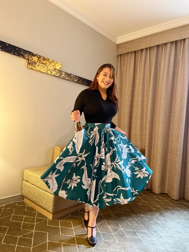 ふんわり広がるフレアシルエットで酒瓶を収納するヴァージニースカート