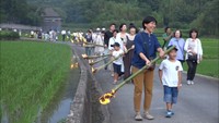 あぜ道に連なる祈りのたいまつ　豊作願う伝統の「虫送り」　香川・土庄町