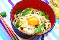 永谷園さんおすすめの簡単アレンジ『待つだけで釜玉風うどん』。レンチンしたうどんに卵と【松茸の味お吸いもの】を入れてかき混ぜるだけ！（提供：永谷園）