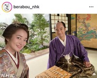 知保の方 （高梨臨）と徳川家治 （眞島秀和）のオフショット＝NHK大河ドラマ「べらぼう」のインスタグラム＠berabou_nhkより
