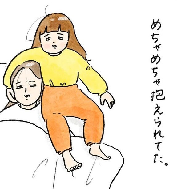 無意識のうちに首を抱える体制で眠る娘（naoさん提供）