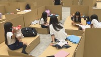小学生が香川県立アリーナで避難所生活を体験　段ボールベッドに足湯も