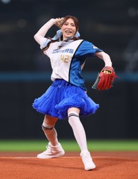 ファーストピッチセレモニーで投球するKABA.ちゃん=2025年