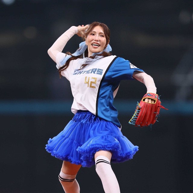 ファーストピッチセレモニーで投球するKABA.ちゃん=2025年
