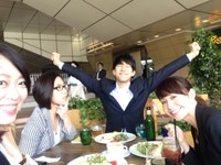 長尾さんの左がHEELオーナーの佐竹翔子さん　右がチーフバーテンダーの柾木あすかさん