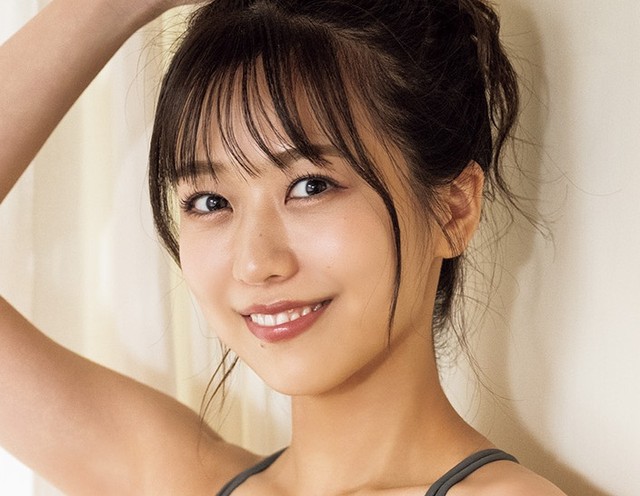 篠崎彩奈（撮影／武田敏将　ヘアメイク／原島未唯　スタイリング／樫田径奈
衣装協力／PUBLIC TOKYO / Wild Lily PEAK&PINE）