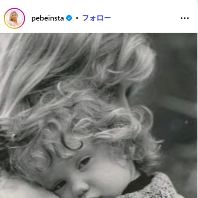 ピーブ・セバートのインスタグラム@pebeinstaより　幼いケシャを抱くピーブ・セバート