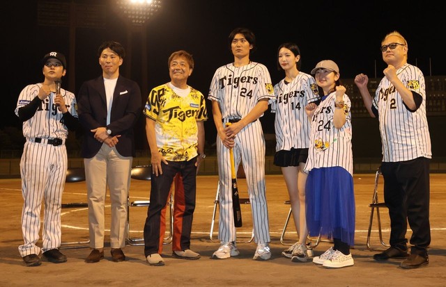 映画への思いを語り合った秋山監督（右）と松谷さん（中央）ら