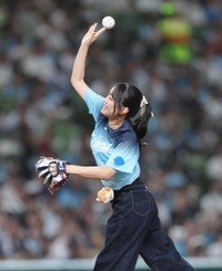 セレモニアルピッチを行った朝井彩加＝ベルーナドーム