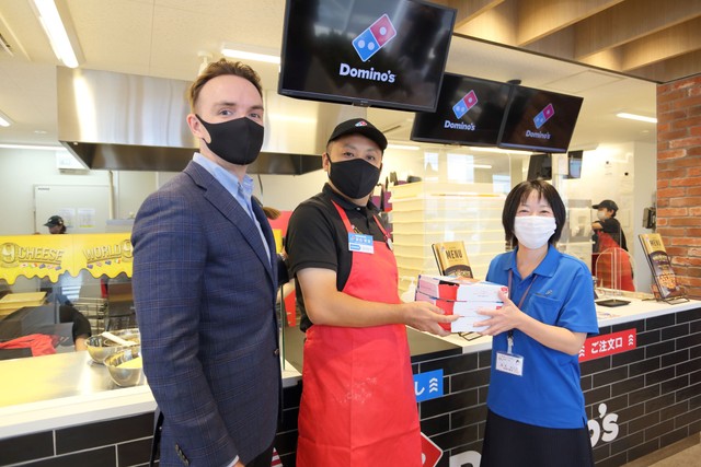 オープン前日、鳥取市立病院の方に「無料ピザで地域支援」のピザ１５０枚を贈呈した