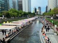 ソウル・清渓川の川べりで開催された野外図書館イベント「本を読む清らかな川辺（책읽는 맑은냇가）」（キウ井さん提供）