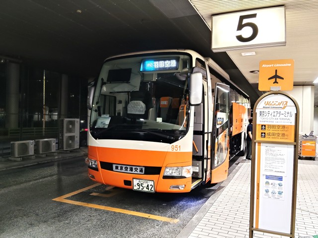 T-CATから羽田空港、成田空港行きリムジンバスが発車する