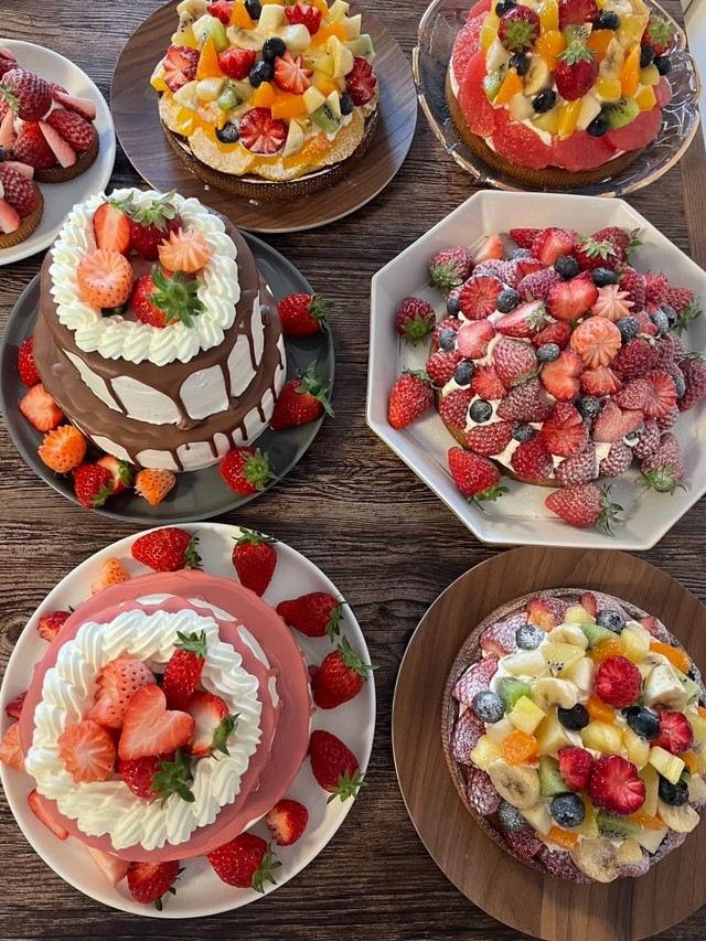 誕生日の朝、こんな美しいタルトやケーキが食卓に並んでいたら…感激です（能島賢治さんThreadsより）