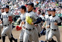 センバツ高校野球大会で大活躍した敦賀気比時代の平沼翔太（中央）＝2015年