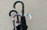 お気に入りの「めじるし」を傘の持ち手に。トイカプセル界隈で話題です（筆者撮影）