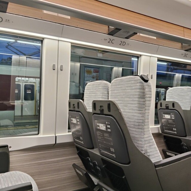 名張駅に約4時間停車。車内は減光されない。