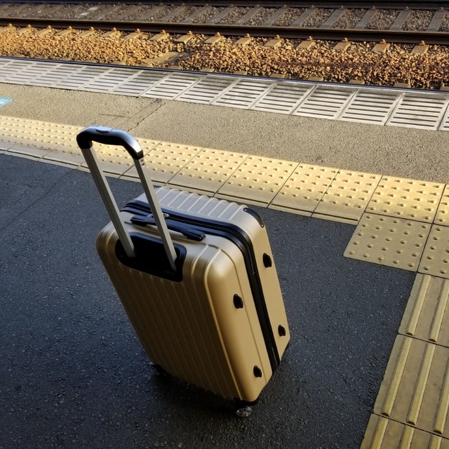 キャリーケースで場所取りってあり？　※画像はイメージです（ki-mi/photoAC）