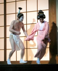 腰元役のみひろ（右）を追いかける志村けんさん＝2010年