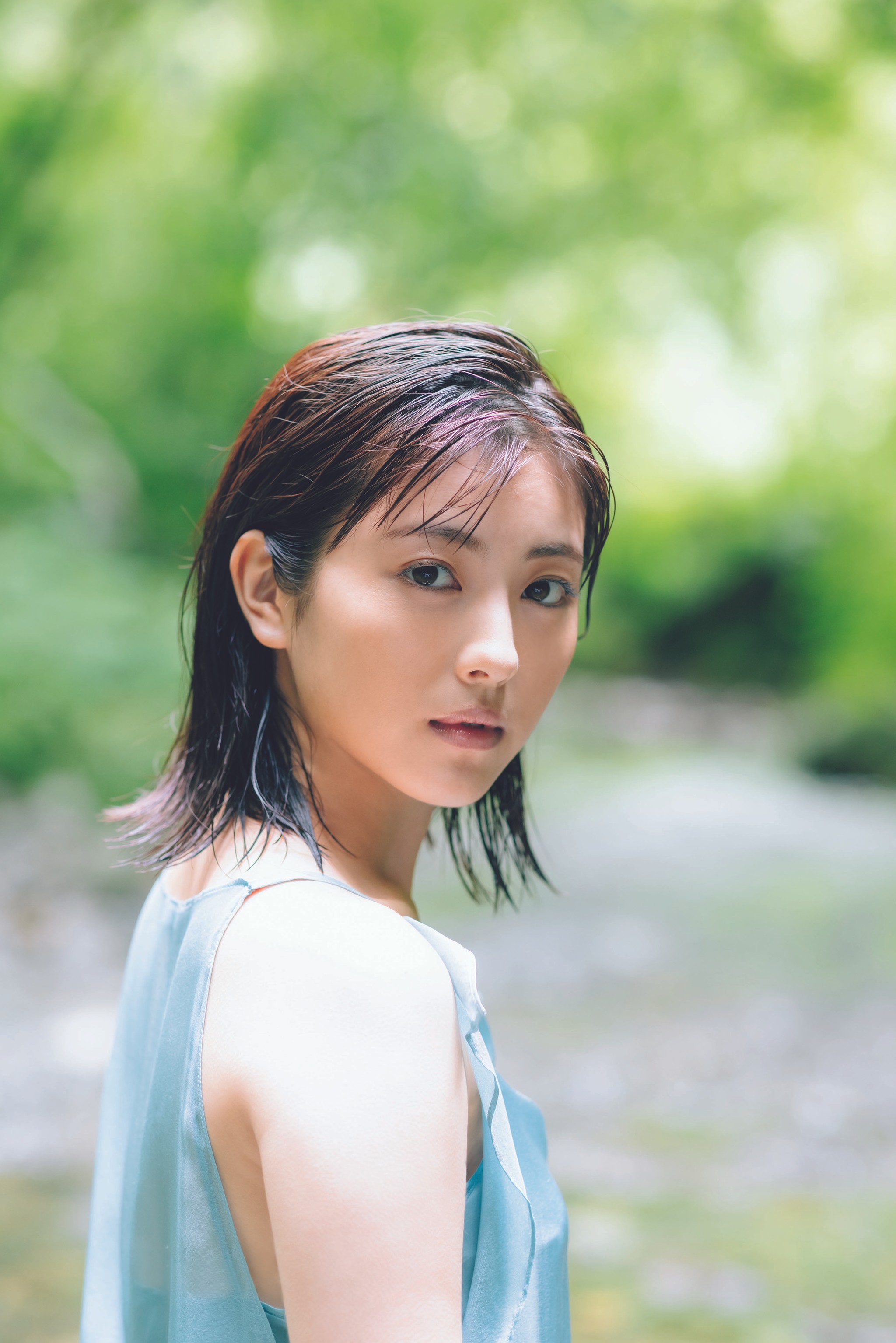浜辺美波が新写真集で水着カットに初挑戦、21歳誕生日に発表｜よろず