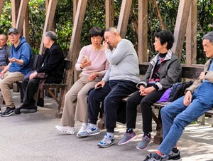 人民公園・IKEAが出会いの場に　「たそがれの恋」求める中国の高齢者たちのリアル