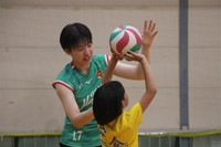 大阪マーヴェラスの選手と指導を受ける子どもたち＝7月5日、宝塚市末広体育館