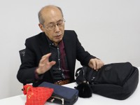 リュックの中身を披露する桐谷広人さん