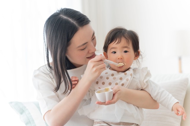 赤ちゃんに食べさせるだけでも大変　※画像はイメージです（polkadot/stock.adobe.com）