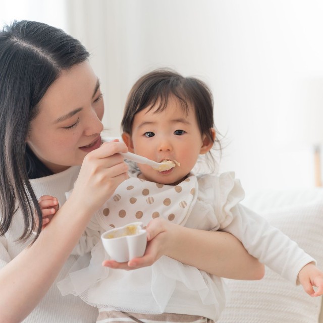 赤ちゃんに食べさせるだけでも大変　※画像はイメージです（polkadot/stock.adobe.com）