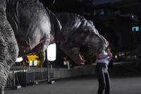 ティラノサウルスに襲われるスタッフ