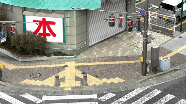 本屋の前に「本が」！（横山明日希さん提供）