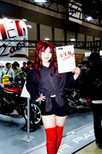 「東京モーターサイクルショー2026」の企業ブースを彩ったコンパニオン