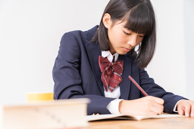 高校受験のサポートに「経済的負担」を感じている保護者が約7割　※画像はイメージです（miya227/stock.adobe.com）