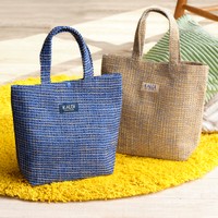 2023年12月発売「ウィンターバッグ」はブルーとマスタードの2色展開（カルディコーヒーファーム提供）