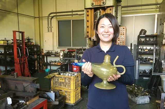 完成したアラジンランプを手に笑顔の別所由加さん