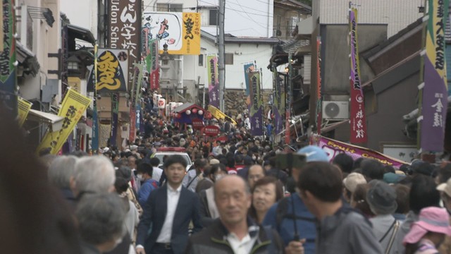 こんぴら歌舞伎のお練りに集まった人たち　2024年4月