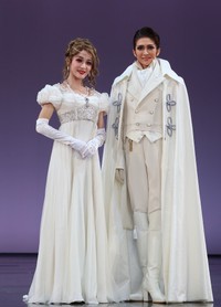 宝塚歌劇雪組新人公演「ボー･ブランメル」に主演した律希奏（右）と華純沙也那＝宝塚大劇場