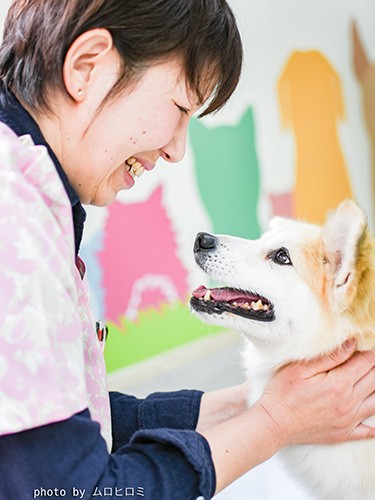 アニマルハートレスキュー代表の山本りつこさん。「こんなに性格がいい犬たちだからすぐ譲渡先は見つかるでしょう」と