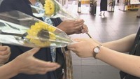 父の日を前に　JR高松駅でヒマワリをプレゼント