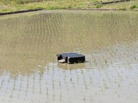 田んぼの真ん中になぜプリンターが？（優里𝕏さん提供）