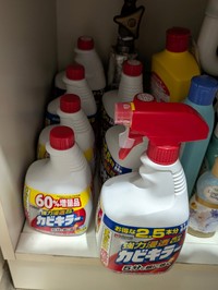 洗面台下の棚の中に大量の洗剤を発見／あ えさん（@survive_69）提供