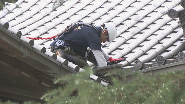 香川県瓦施工組合による瓦の点検作業