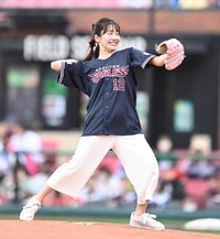 セレモニアルピッチを務める小野あつこ＝2022年