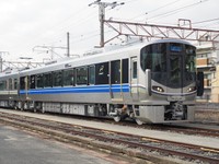 新快速「Aシート」（報道公開時に撮影）